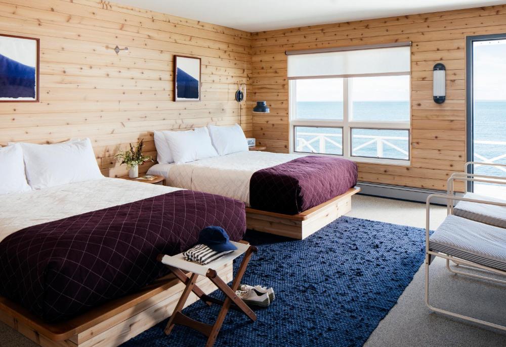Deluxe Two Queen Beds interior
